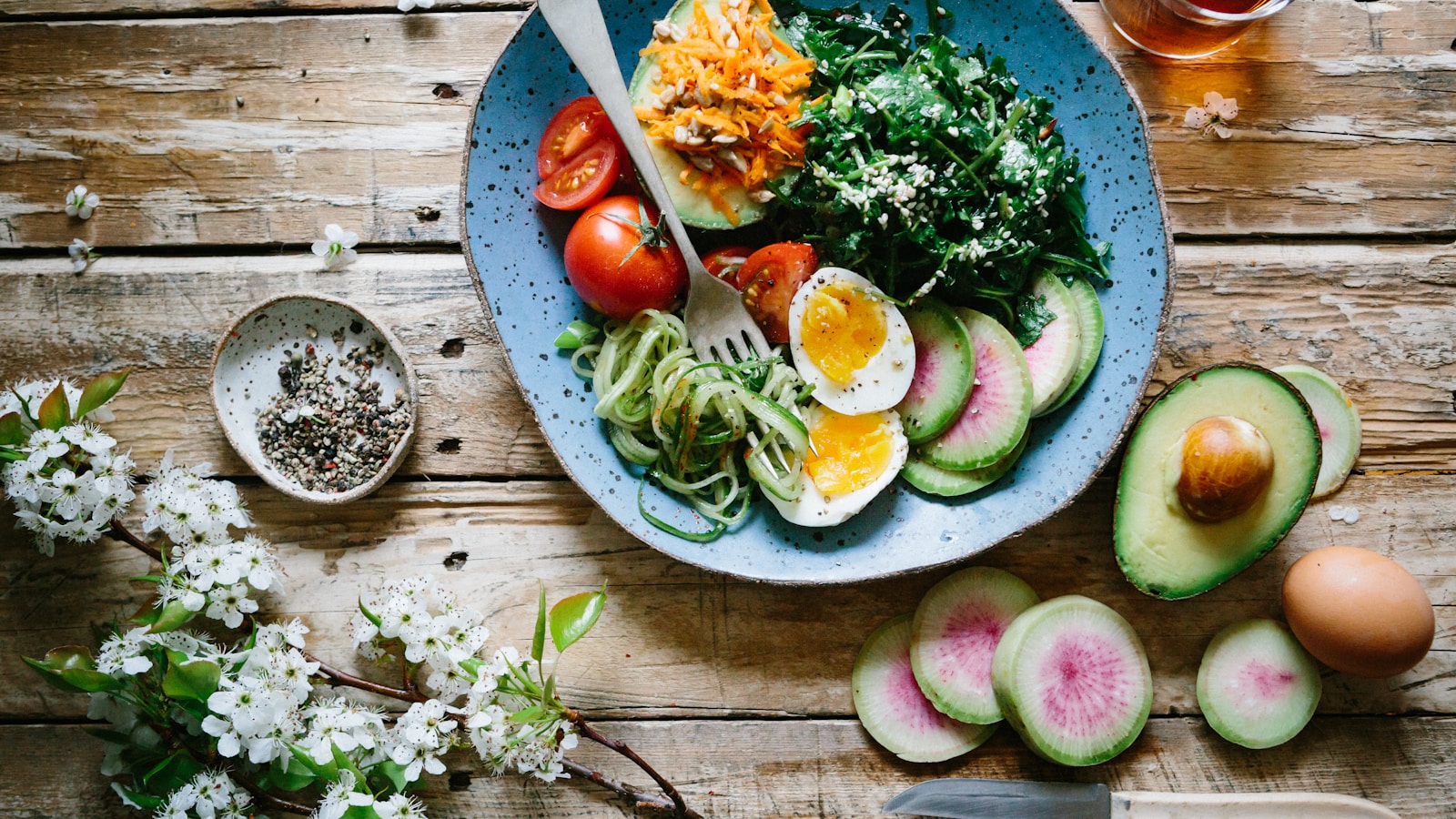 Plate with healthy meal and a clock symbolising eating window